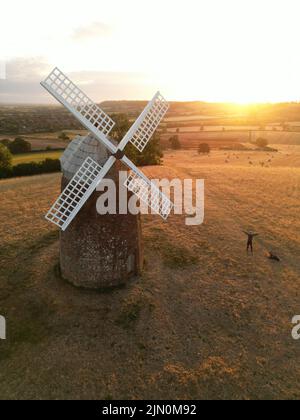 Tysoe Windmill Hill in der Nähe der Stelle der Schlacht von Edgehill der erste englische Bürgerkrieg. Erbaut im frühen 18.. Jahrhundert. Tonnenförmiger Steinturm. Stockfoto