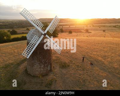 Tysoe Windmill Hill in der Nähe der Stelle der Schlacht von Edgehill der erste englische Bürgerkrieg. Erbaut im frühen 18.. Jahrhundert. Tonnenförmiger Steinturm. Stockfoto