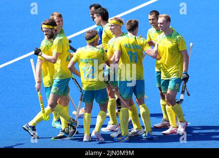 Der Australier Jacob Anderson (rechts) feiert am 11. Tag der Commonwealth Games 2022 in Birmingham das fünfte Tor seiner Mannschaft mit Teamkollegen beim Spiel der Hocky Gold Medal der Männer gegen Inida im Hockey and Squash Center der University of Birmingham. Bilddatum: Montag, 8. August 2022. Stockfoto