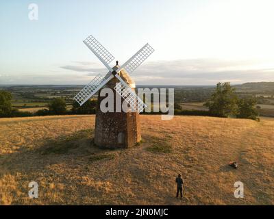 Tysoe Windmill Hill in der Nähe der Stelle der Schlacht von Edgehill der erste englische Bürgerkrieg. Erbaut im frühen 18.. Jahrhundert. Tonnenförmiger Steinturm. Stockfoto