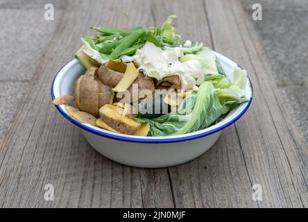 Weiße Schale mit organischen Abfällen Stockfoto