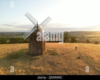 Tysoe Windmill Hill in der Nähe der Stelle der Schlacht von Edgehill der erste englische Bürgerkrieg. Erbaut im frühen 18.. Jahrhundert. Tonnenförmiger Steinturm. Stockfoto