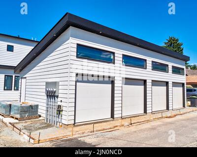 Vier Stallgaragen eines Wohnhauses im Bau Stockfoto