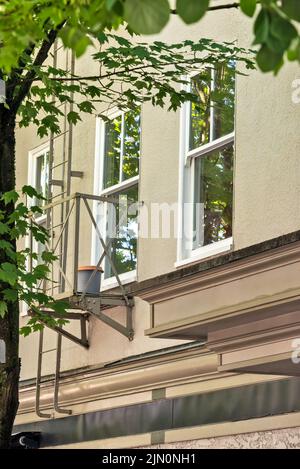 Gelbe Wand und Fenster eines alten Wohngebäudes in North Vancouver Stockfoto