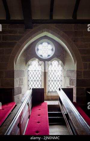 St. Peter's Chapel in Heysham, Lancashire. Erbaut auf dem Gelände des 6.. Jahrhunderts Kultstätte und Viking Begräbnisstätte. Gehäuse eines Wikinger-Zerspanungssteins Stockfoto