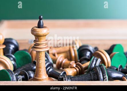 Alte Holzfiguren in der Kiste Stockfoto