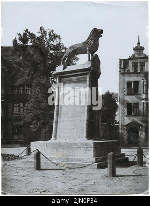 Zedler & Vogel, die Braunschweiger Löwe, Braunschweig (1898): Seitenansicht des Bronzeblastiks auf dem Burgplatz (heute original in Burg Dankwarderode). Foto, 27,4 x 21 cm (inklusive Scan-Kanten) Zedler & Vogel: Der Braunschweiger Löwe, Braunschweig (1898) Stockfoto