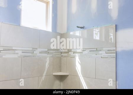 Im Badezimmer werden derzeit Renovierungsarbeiten im Badewanne- und Duschbereich durchgeführt Stockfoto