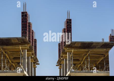 Es gibt viele mehrstöckige Wohngebäude im Bauprozess, die im Bau sind Stockfoto