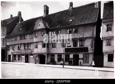 Hude Eneret, Fachwerkhaus, Aalborg (ohne dat.): Blick auf die Straße. Foto, 15,7 x 22,9 cm (inklusive Scankanten) Hude Eneret: Fachwerkhaus, Aalborg (ohne DAT.) Stockfoto