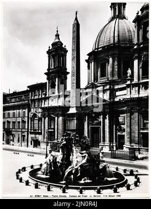 Bernini (1598-1680), Fontana dei Fiumi, Rom (1935): Alle Ansicht mit Obelisk, rechte Teilansicht S. Agnese in Agone auf der Piazza Navona. Foto, 26,1 x 19,9 cm (einschließlich Scankanten) Bernini (1598-1680): Fontana dei Fiumi, Rom (1935) Stockfoto