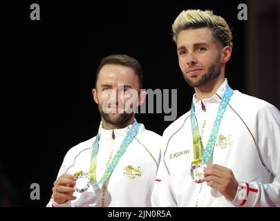 Ben Lane und Sean Vendy aus England, nachdem sie am 11. Tag der Commonwealth Games 2022 in Birmingham beim NEC im Herrendoppel Silber gewonnen hatten. Bilddatum: Montag, 8. August 2022. Stockfoto