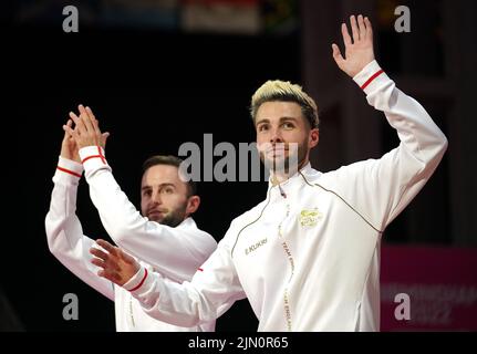 Ben Lane und Sean Vendy aus England, nachdem sie am 11. Tag der Commonwealth Games 2022 in Birmingham beim NEC im Herrendoppel Silber gewonnen hatten. Bilddatum: Montag, 8. August 2022. Stockfoto