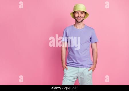 Foto von cool gute Laune Gentleman junge tragen violette Outfit trendy Kopf Accessoire stehen leeren Raum auf rosa Hintergrund isoliert Stockfoto