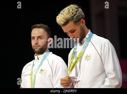 Ben Lane und Sean Vendy aus England, nachdem sie am 11. Tag der Commonwealth Games 2022 in Birmingham beim NEC im Herrendoppel Silber gewonnen hatten. Bilddatum: Montag, 8. August 2022. Stockfoto