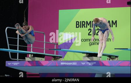 Smethwick, Großbritannien. 8. August 2022. Am 11. Tag der Commonwealth Games im Sandwell Aquatics Center, Smethwick, treten die schottischen Mädchen Grace Reid und James Heatly beim Mixed Synchronized 3m Springboard-Event an. Bildnachweis sollte lauten: Paul Terry Kredit: Paul Terry Foto/Alamy Live News Stockfoto