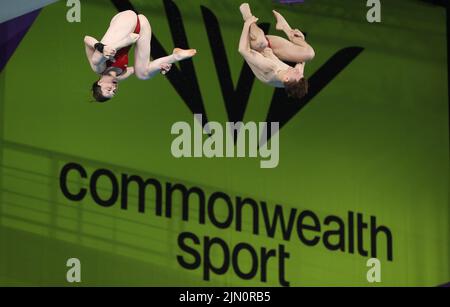 Smethwick, Großbritannien. 8. August 2022. Noah Williams und Andrea Spendolini-Sirieix aus England treten am 11. Tag der Commonwealth Games im Sandwell Aquatics Center, Smethwick, beim Mixed Synchronized 10m Plattform-Tauchevent an. Bildnachweis sollte lauten: Paul Terry Kredit: Paul Terry Foto/Alamy Live News Stockfoto