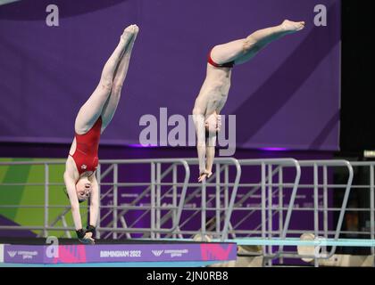 Smethwick, Großbritannien. 8. August 2022. Noah Williams und Andrea Spendolini-Sirieix aus England treten am 11. Tag der Commonwealth Games im Sandwell Aquatics Center, Smethwick, beim Mixed Synchronized 10m Plattform-Tauchevent an. Bildnachweis sollte lauten: Paul Terry Kredit: Paul Terry Foto/Alamy Live News Stockfoto