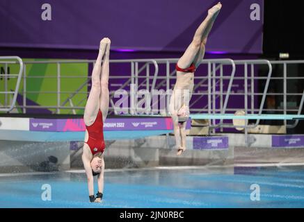 Smethwick, Großbritannien. 8. August 2022. Noah Williams und Andrea Spendolini-Sirieix aus England treten am 11. Tag der Commonwealth Games im Sandwell Aquatics Center, Smethwick, beim Mixed Synchronized 10m Plattform-Tauchevent an. Bildnachweis sollte lauten: Paul Terry Kredit: Paul Terry Foto/Alamy Live News Stockfoto