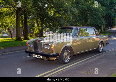 1978, 70s, 70er Brown Gold ROLLS ROYCE Silver Shadow 6750cc 3-Gang-Schaltgetriebe Britischer Luxuslimousine; Sammlerautos, die auf der Lytham Hall Summer Classic Car & Motorcycle Show 13., einem klassischen Vintage Collectible Transport Festival, ausgestellt werden. Stockfoto