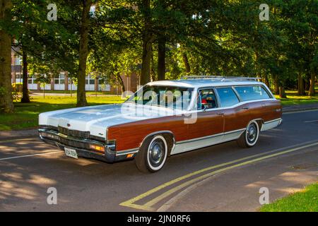 1970 70s, Seventies white Brown Mercury Grand Marquis American automobile Wagon 7033cc Muscle Estate car; USA Autos und Motorräder auf der Lytham Hall Summer Classic Car & Motorcycle Show 13., einem Classic Vintage Collectible Transport Festival. Stockfoto