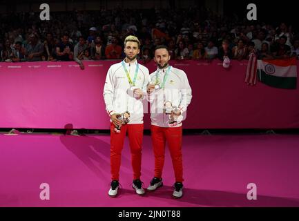 Sean Vendy und Ben Lane aus England, nachdem sie am 11. Tag der Commonwealth Games 2022 in Birmingham beim NEC im Herrendoppel Silber gewonnen hatten. Bilddatum: Montag, 8. August 2022. Stockfoto