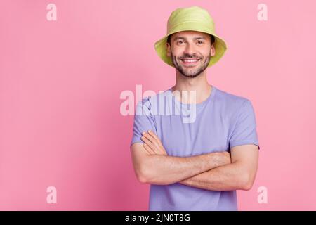 Foto von cool positive gute Laune junge tragen violette Outfit Kleidung trendy Sonnenhut panama stehen leeren Raum isoliert auf rosa Farbe Hintergrund Stockfoto