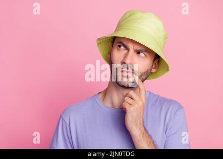 Foto von clever ernst Gentleman Junge interessiert aussehen leeren Raum Arm Finger berühren Gesicht entscheiden betrachten isoliert auf rosa Hintergrund Stockfoto