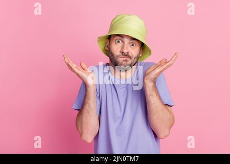 Portrait von attraktiven ahnungslosen Kerl gekleidet modische Kleidung zuckende Schultern isoliert auf rosa Hintergrund Stockfoto