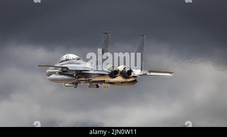 McDonnell Douglas F-15E Strike Eagle auf der RAF Lakenheath unter stürmischen Wolken gesehen, aufgenommen am 3.. August 2022. Stockfoto