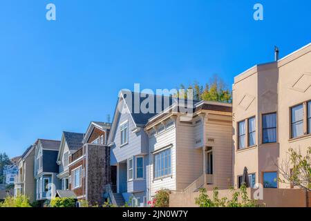 Seitenansicht von Häusern mit Treppeneingang in San Francisco, CA. Außenansicht von Häusern mit verschiedenen architektonischen Designs und Strukturen gegen die c Stockfoto