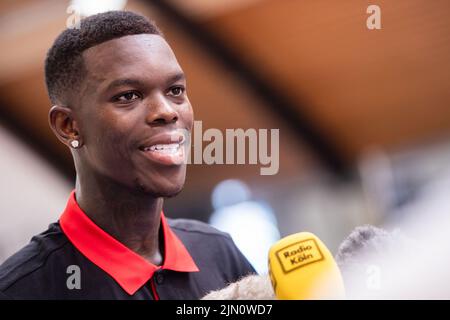 Köln, Deutschland. 08. August 2022. Dennis Schröder spricht nach dem Training der Basketballnationalmannschaft mit Journalisten. Das Team bereitet sich auf die Europameisterschaft vor, die im September stattfinden wird. Quelle: Marius Becker/dpa/Alamy Live News Stockfoto