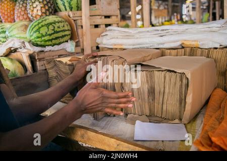 Kigali, Ruanda. 14.. Juli 2022. Ein Anbieter arrangiert Papiertüten auf dem Kimironko-Markt in Kigali, Ruanda, 14. Juli 2022. UM MIT "Feature: Ruanda macht Fortschritte beim Plastikverbot" zu GEHEN.Quelle: Cyril Ndegeya/Xinhua/Alamy Live News Stockfoto