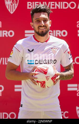 Sevilla, Spanien. 08. August 2022. Der FC Sevilla präsentiert den brasilianischen Fußballspieler Alex Telles auf einer Pressekonferenz im Stadion Ramon Sanchez-Pizjuan in Sevilla als Neusignatur. Alex Telles schließt sich dem FC Sevilla aufgrund eines Darlehensdeals von Manchester United an. (Foto: Gonzales Photo/Alamy Live News Stockfoto