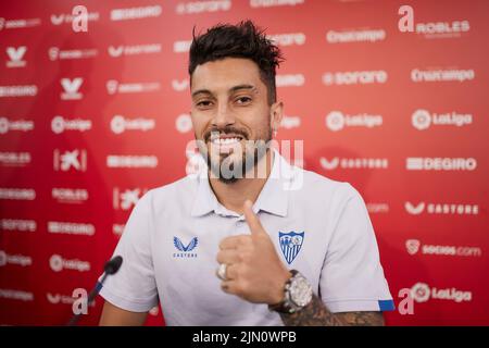 Sevilla, Spanien. 08. August 2022. Der FC Sevilla präsentiert den brasilianischen Fußballspieler Alex Telles auf einer Pressekonferenz im Stadion Ramon Sanchez-Pizjuan in Sevilla als Neusignatur. Alex Telles schließt sich dem FC Sevilla aufgrund eines Darlehensdeals von Manchester United an. (Foto: Gonzales Photo/Alamy Live News Stockfoto