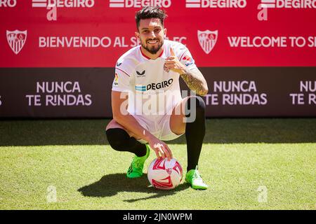 Sevilla, Spanien. 08. August 2022. Der FC Sevilla präsentiert den brasilianischen Fußballspieler Alex Telles auf einer Pressekonferenz im Stadion Ramon Sanchez-Pizjuan in Sevilla als Neusignatur. Alex Telles schließt sich dem FC Sevilla aufgrund eines Darlehensdeals von Manchester United an. (Foto: Gonzales Photo/Alamy Live News Stockfoto