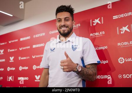 Sevilla, Spanien. 08. August 2022. Der FC Sevilla präsentiert den brasilianischen Fußballspieler Alex Telles auf einer Pressekonferenz im Stadion Ramon Sanchez-Pizjuan in Sevilla als Neusignatur. Alex Telles schließt sich dem FC Sevilla aufgrund eines Darlehensdeals von Manchester United an. (Foto: Gonzales Photo/Alamy Live News Stockfoto