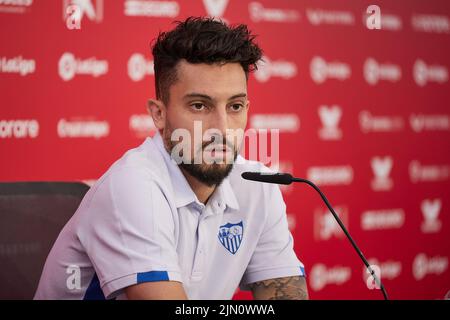 Sevilla, Spanien. 08. August 2022. Der FC Sevilla präsentiert den brasilianischen Fußballspieler Alex Telles auf einer Pressekonferenz im Stadion Ramon Sanchez-Pizjuan in Sevilla als Neusignatur. Alex Telles schließt sich dem FC Sevilla aufgrund eines Darlehensdeals von Manchester United an. (Foto: Gonzales Photo/Alamy Live News Stockfoto