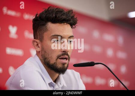 Sevilla, Spanien. 08. August 2022. Der FC Sevilla präsentiert den brasilianischen Fußballspieler Alex Telles auf einer Pressekonferenz im Stadion Ramon Sanchez-Pizjuan in Sevilla als Neusignatur. Alex Telles schließt sich dem FC Sevilla aufgrund eines Darlehensdeals von Manchester United an. (Foto: Gonzales Photo/Alamy Live News Stockfoto