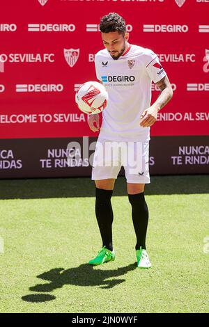 Sevilla, Spanien. 08. August 2022. Der FC Sevilla präsentiert den brasilianischen Fußballspieler Alex Telles auf einer Pressekonferenz im Stadion Ramon Sanchez-Pizjuan in Sevilla als Neusignatur. Alex Telles schließt sich dem FC Sevilla aufgrund eines Darlehensdeals von Manchester United an. (Foto: Gonzales Photo/Alamy Live News Stockfoto