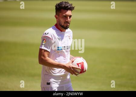 Sevilla, Spanien. 08. August 2022. Der FC Sevilla präsentiert den brasilianischen Fußballspieler Alex Telles auf einer Pressekonferenz im Stadion Ramon Sanchez-Pizjuan in Sevilla als Neusignatur. Alex Telles schließt sich dem FC Sevilla aufgrund eines Darlehensdeals von Manchester United an. (Foto: Gonzales Photo/Alamy Live News Stockfoto