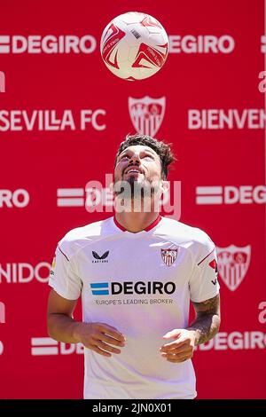 Sevilla, Spanien. 08. August 2022. Der FC Sevilla präsentiert den brasilianischen Fußballspieler Alex Telles auf einer Pressekonferenz im Stadion Ramon Sanchez-Pizjuan in Sevilla als Neusignatur. Alex Telles schließt sich dem FC Sevilla aufgrund eines Darlehensdeals von Manchester United an. (Foto: Gonzales Photo/Alamy Live News Stockfoto