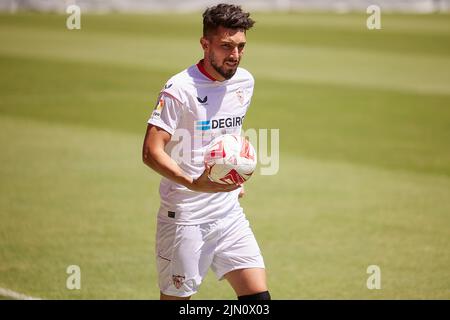 Sevilla, Spanien. 08. August 2022. Der FC Sevilla präsentiert den brasilianischen Fußballspieler Alex Telles auf einer Pressekonferenz im Stadion Ramon Sanchez-Pizjuan in Sevilla als Neusignatur. Alex Telles schließt sich dem FC Sevilla aufgrund eines Darlehensdeals von Manchester United an. (Foto: Gonzales Photo/Alamy Live News Stockfoto