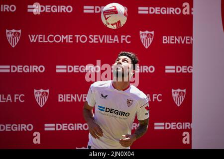 Sevilla, Spanien. 08. August 2022. Der FC Sevilla präsentiert den brasilianischen Fußballspieler Alex Telles auf einer Pressekonferenz im Stadion Ramon Sanchez-Pizjuan in Sevilla als Neusignatur. Alex Telles schließt sich dem FC Sevilla aufgrund eines Darlehensdeals von Manchester United an. (Foto: Gonzales Photo/Alamy Live News Stockfoto