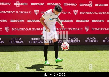 Sevilla, Spanien. 08. August 2022. Der FC Sevilla präsentiert den brasilianischen Fußballspieler Alex Telles auf einer Pressekonferenz im Stadion Ramon Sanchez-Pizjuan in Sevilla als Neusignatur. Alex Telles schließt sich dem FC Sevilla aufgrund eines Darlehensdeals von Manchester United an. (Foto: Gonzales Photo/Alamy Live News Stockfoto