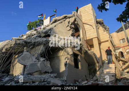 Jenin, Palästina. 02. August 2022. Ein Palästinenser inspiziert das Haus von Subhi Sbeihat, nachdem die israelische Armee im Dorf Rumaneh in der Nähe von Jenin im besetzten Westjordanland den Abriss durchgeführt hatte. Die israelischen Streitkräfte zerstörten die Häuser der in israelischen Gefängnissen inhaftierten Palästinenser, Sobhi Sbeihat, 29, und Hassan Al-Rifai, 19, Die verdächtigt wurden, drei Israelis in der israelischen Stadt Erad getötet zu haben. Kredit: SOPA Images Limited/Alamy Live Nachrichten Stockfoto