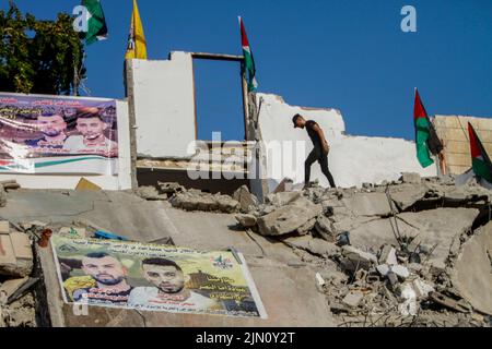 Jenin, Palästina. 02. August 2022. Ein Palästinenser inspiziert das Haus von Subhi Sbeihat, nachdem die israelische Armee im Dorf Rumaneh in der Nähe von Jenin im besetzten Westjordanland den Abriss durchgeführt hatte. Die israelischen Streitkräfte zerstörten die Häuser der in israelischen Gefängnissen inhaftierten Palästinenser, Sobhi Sbeihat, 29, und Hassan Al-Rifai, 19, Die verdächtigt wurden, drei Israelis in der israelischen Stadt Erad getötet zu haben. Kredit: SOPA Images Limited/Alamy Live Nachrichten Stockfoto