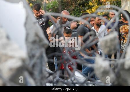 Jenin, Palästina. 02. August 2022. Palästinenser inspizieren das Haus von Hassan Al-Rifai nach dem Abriss durch die israelische Armee im Dorf Rumaneh in der Nähe von Jenin im besetzten Westjordanland. Die israelischen Streitkräfte zerstörten die Häuser der in israelischen Gefängnissen inhaftierten Palästinenser, Sobhi Sbeihat, 29, und Hassan Al-Rifai, 19, Die verdächtigt wurden, drei Israelis in der israelischen Stadt Erad getötet zu haben. Kredit: SOPA Images Limited/Alamy Live Nachrichten Stockfoto