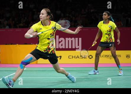 Die Malaysier Koong Le Pearly Tan und Muralitharan Thinaah während des Women's Doubles Gold Medal Match im NEC am 11. Tag der Commonwealth Games 2022 in Birmingham. Bilddatum: Montag, 8. August 2022. Stockfoto