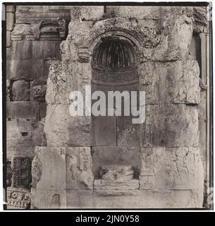 Unbekannter Fotograf, Figurennische in Baalbek (ohne dat.): Ansicht. Foto, 20 x 20,3 cm (einschließlich Scankanten) unbekannt. Fotograf : Figurennische in Baalbek (ohne DAT.) Stockfoto